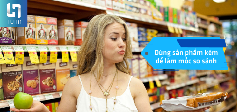 Dùng sản phẩm kém để làm mốc so sánh